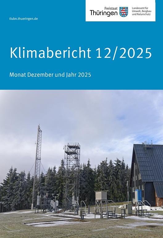 Das Bild ist das Deckblatt des Klimaberichts des Kompetenzzentrums Klima des Landesamtes für Umwelt, Bergbau und Naturschutz für den Monat Dezember 2025 und für das Jahr 2025. Das Bild auf dem Deckblatt zeigt die DWD-Messstation Schmücke am Rennsteig mit Gebäude, Messgeräten und leichten Schneeflecken auf dem Messfeld.
