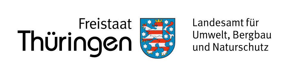 Logo des Thüringer Landesamtes für Umwelt, Bergbau und Naturschutz - das Thüringen Wappen mit der Beschriftung Freistaat Thüringen links und Thüringer Landesamt für Umwelt, Bergbau und Naturschutz rechts