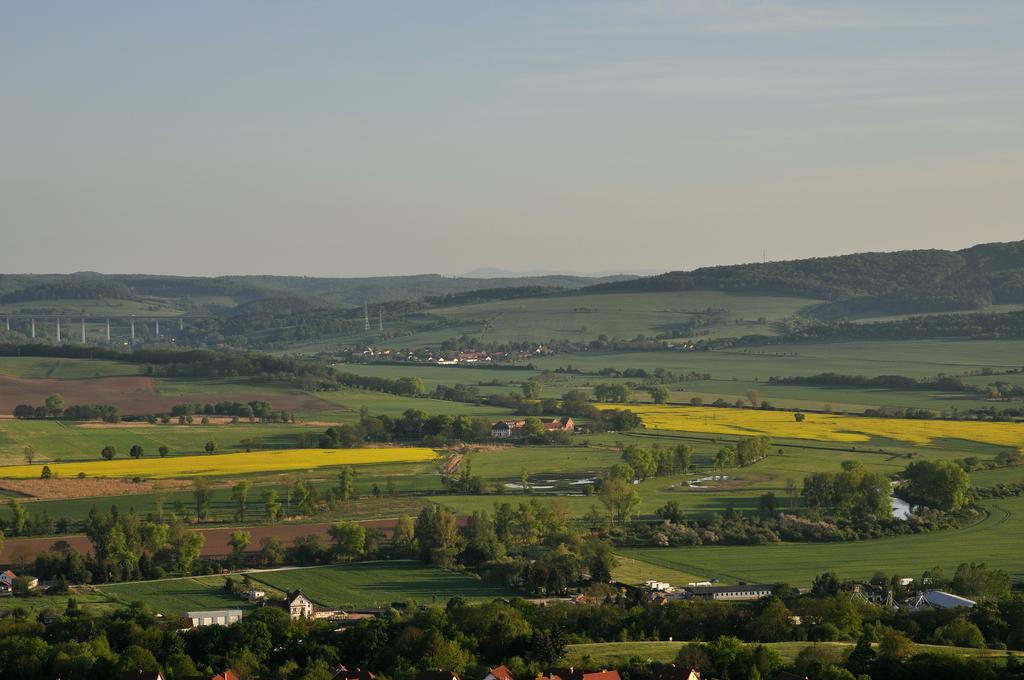 Blick vom Wisch bei Creuzburg auf NSG „Wilhelmsglücksbrunn“, Abgrenzung geändert nach abgeschlossenem Flurbereinigungsverfahren. (Wartburgkreis). (Aufn. Holm Wenzel 08.05.2011)