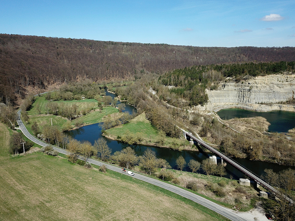 NSG 24, Blick von Südosten auf die Werraaue nordwestlich des ehemaligen Kalksteinbruches Buchenau im NSG „Klosterholz und Nordmannssteine“ (Wartburgkreis), begrenzt durch die Straße von Creuzburg über Buchenau nach Mihla. (Foto: Holm Wenzel, 16.04.2022).