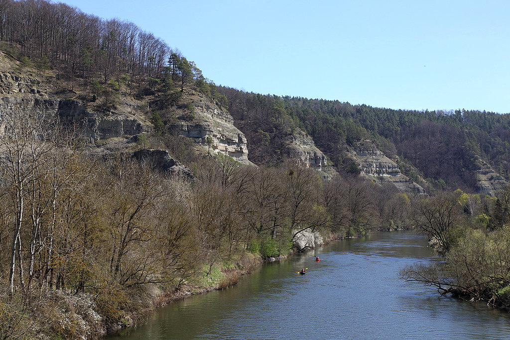 NSG 24, Blick von der Brücke des Werra-Radweges über die Werra nach Südosten auf die Nordmannssteine im NSG „Klosterholz und Nordmannssteine“ (Wartburgkreis). (Foto: Holm Wenzel, 16.04.2022).
