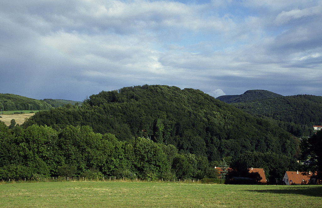NSG 31, Blick vom Wolfsberg Kittelsthal nach Südosten auf den fast runden Bergkegel (Riffkalkhärtling) des Kleinen Ebertsberges (374,8 m ü. NHN) im NSG „Ebertsberge“ nördlich Thal (Wartburgkreis). (Foto: Holm Wenzel, 08/2001)