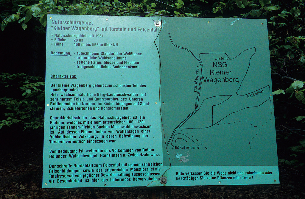 NSG 37, alte Informationstafel am NSG „Kleiner Wagenberg“ im Lauchagrund und Felsental südsüdwestlich Bad Tabarz (Landkreis Gotha). (Foto: Holm Wenzel, 12.05.2006)