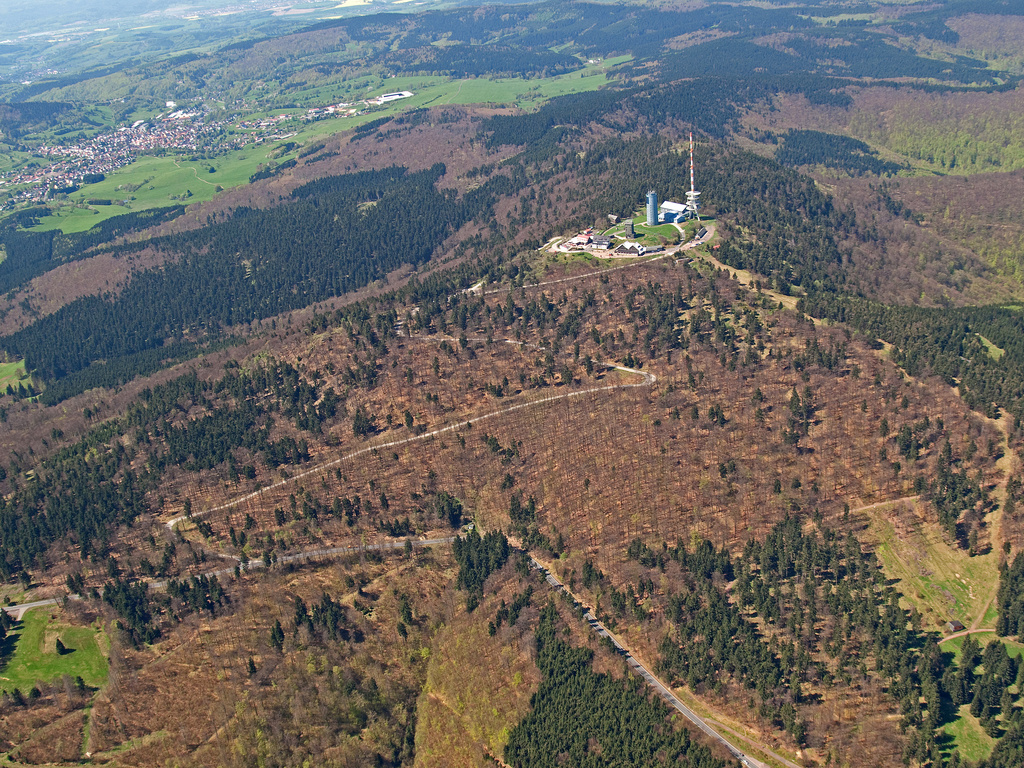 NSG 038, Blick von Ostnordost auf den Großen Inselsberg (Landkreise Schmalkalden-Meiningen und Gotha). Vorn im Bild: Straße Brotterode-Bad Tabarz, hinten links: Brotterode. (Foto: Detlef Stremke/Archiv TLUBN, 15.05.2013)