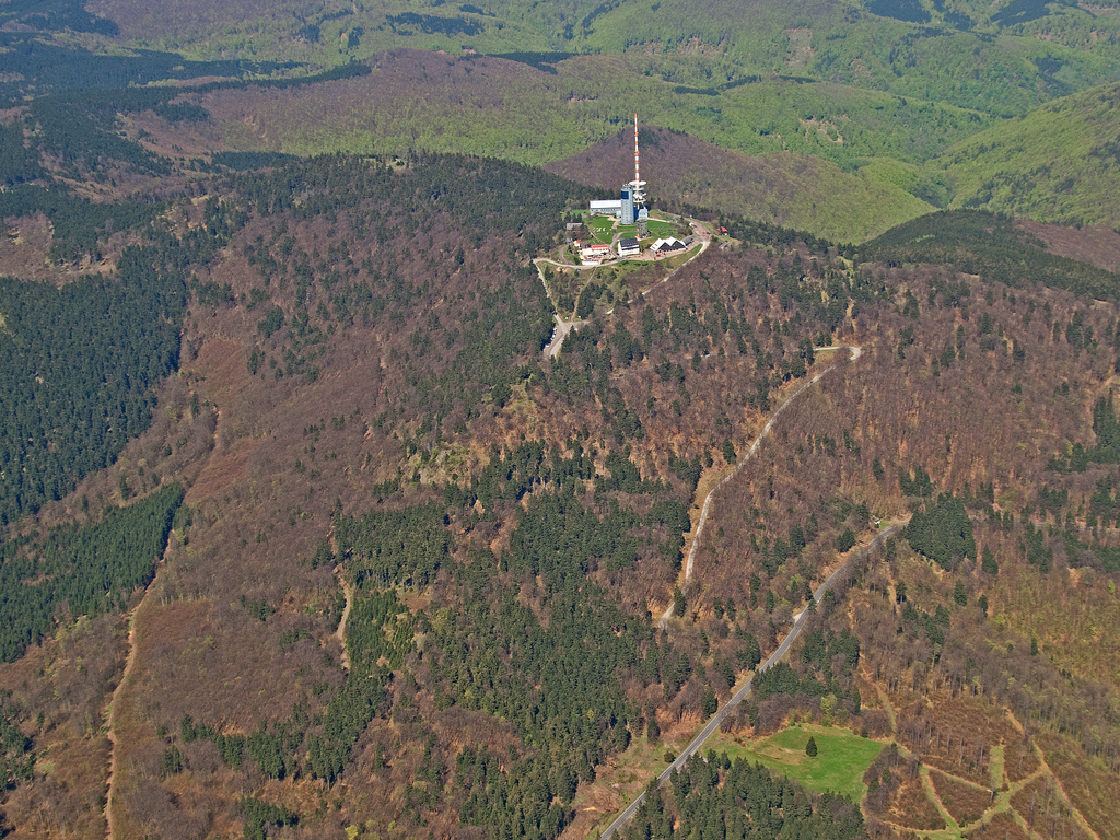 NSG 038, Blick von Ostsüdost auf den Großen Inselsberg (Landkreise Schmalkalden-Meiningen und Gotha) und dahinter auf das Einzugsgebiet der Emse. Vorn rechts im Bild: Straße Brotterode-Bad Tabarz. (Foto: Detlef Stremke/Archiv TLUBN, 15.05.2013)