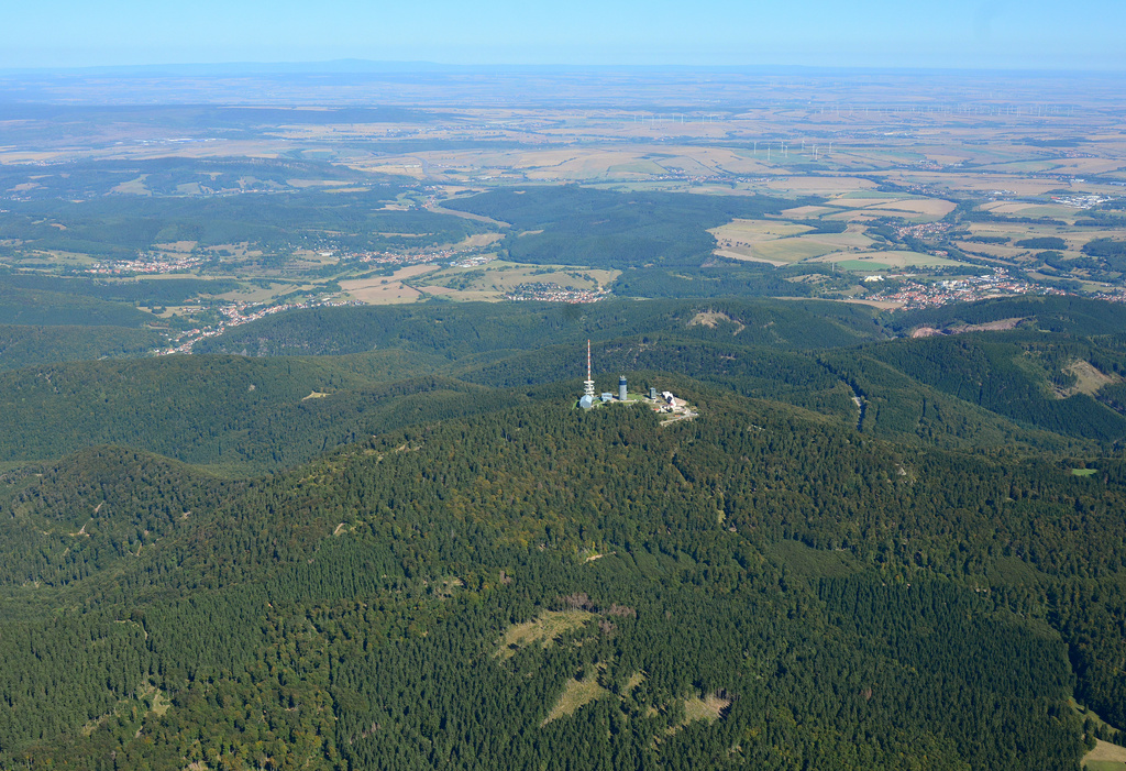 NSG 038, Blick von Südsüdwest auf den Großen Inselsberg (Landkreise Schmalkalden-Meiningen und Gotha) mit der bewirtschaftungs- und pflegefreien Zone (ehemaliges Totalreservat) im NSG sowie das nordwestliche Thüringer-Wald-Vorland und die Waltershäuser Vorberge. Orte in der Bildmitte am unmittelbaren Gebirgsrand v. l. n. r.: Winterstein, Fischbach, Bad Tabarz. (Foto: Detlef Stremke/Archiv TLUBN, 22.09.2019)