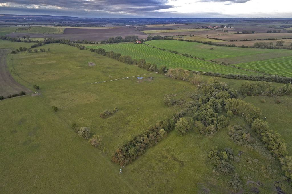 NSG 046, Blick von Südsüdwest auf zentralen Teil des NSG „Alperstedter Ried“ (Landkreis Sömmerda), Bildmitte: Bohlenweg des Rundwanderweges und Aussichts„turm“. (Foto: V. Lautenbach /ThINK GmbH/Archiv TLUBN, 09.09.2020)