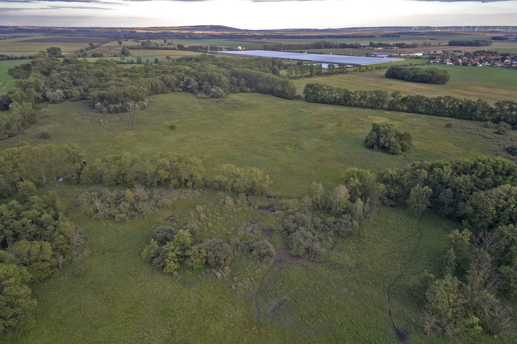NSG 046, Blick von Norden auf den südlichen Teil des NSG „Alperstedter Ried“ (Landkreis Sömmerda), in Bildmitte: das Pferderied, rechts oben der Ort Alperstedt., links hinter dem Wäldchen: die Mönchswiese. (Foto: V. Lautenbach /ThINK GmbH/Archiv TLUBN, 09.09.2020)