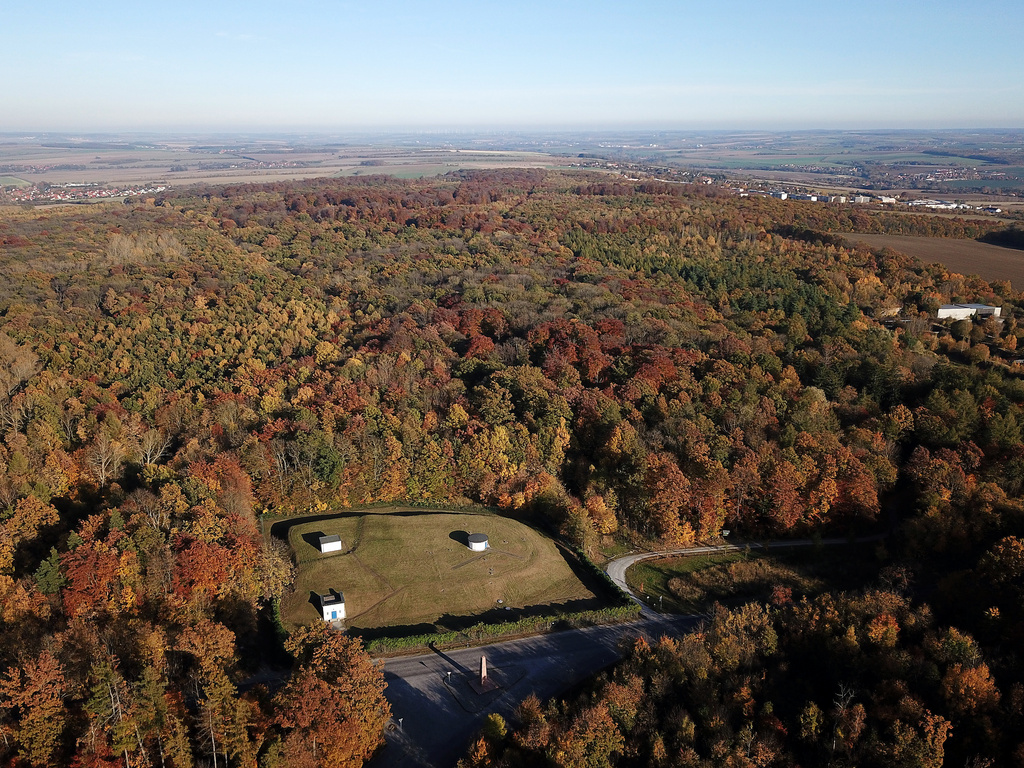 NSG 050, Blick von Westsüdwest über Wasserhochbehälter und Obelisk an der Ettersburger Straße auf das gesamte NSG „Prinzenschneise“ mit dem Totalreservat in der Bildmitte. Hinten links: der Ort Großobringen (Landkreis Weimarer Land), hinten rechts: Weimar-Schöndorf mit Schöndorf-Waldstadt. (Foto: Holm Wenzel, 29.10.2021)
