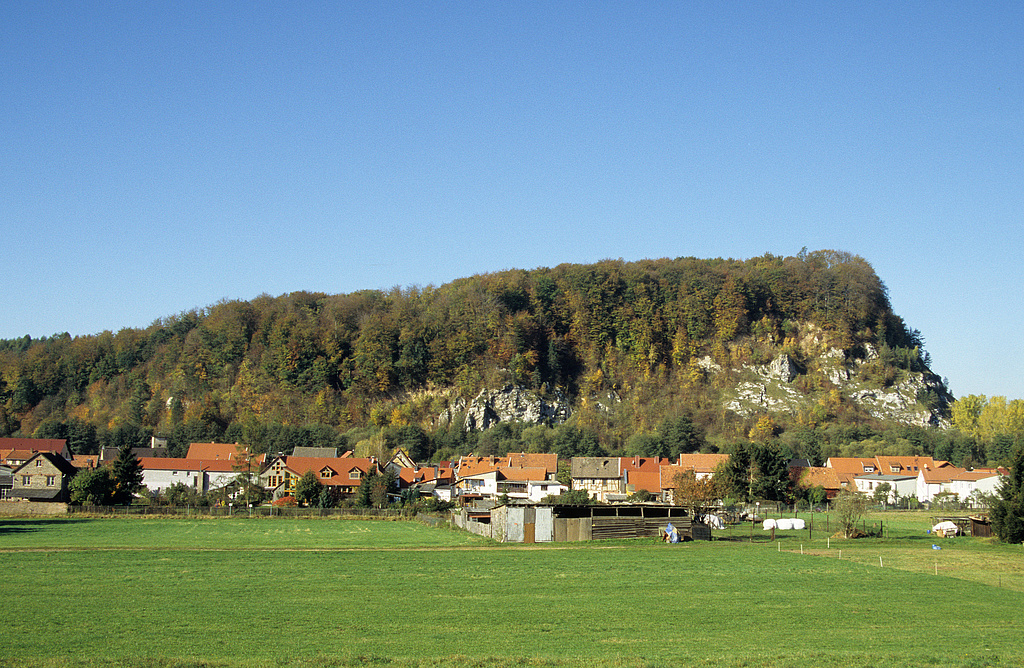 NSG 72, Blick von Osten über Niedersachswerfen auf den steilen Osthang des Mühlberges im NSG „Mühlberg“ (Landkreis Nordhausen), ein Bergstock aus mächtigen Gipslagern des „Älteren Gipses“ (vergipster Werraanhydrit). (Foto: Holm Wenzel, 14.10.2007)