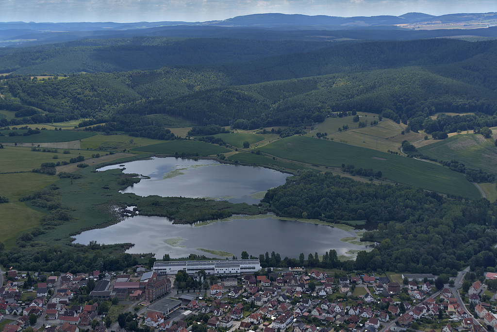 NSG 97, Blick von Nordnordost auf die Breitunger Seen im gleichnamigen NSG (Landkreis Schmalkalden-Meiningen) mit dem Vordersee (vorn) und dem Hintersee (dahinter). Ganz vorn: Ortsteil Frauenbreitungen der Gemeinde Breitungen/Werra. (Foto: D. Hoff & V. Lautenbach/ThINK GmbH/Archiv TLUBN, 18.07.2020)