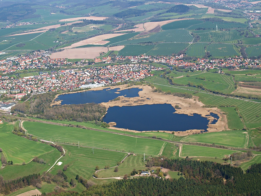 NSG 97, Blick von Südwesten auf die Breitunger Seen im gleichnamigen NSG (Landkreis Schmalkalden-Meiningen). Vorn: Hintersee, hinten: Vordersee, dahinter (vor der Werra): Ortsteil Frauenbreitungen der Gemeinde Breitungen/Werra, hinter der Werra links: Altenbreitungen, rechts: Herrenbreitungen. (Foto: Kersten Winter/Archiv TLUBN, 23.04.2010)
