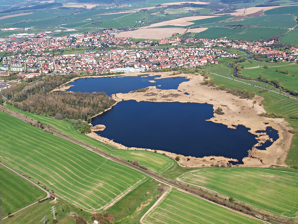 NSG 97, Blick von Südwesten auf die Breitunger Seen im gleichnamigen NSG (Landkreis Schmalkalden-Meiningen). Vorn: Hintersee, hinten: Vordersee, dahinter (vor der Werra): Ortsteil Frauenbreitungen der Gemeinde Breitungen/Werra, hinter der Werra links: Altenbreitungen, rechts: Herrenbreitungen. (Foto: Kersten Winter/Archiv TLUBN, 23.04.2010)