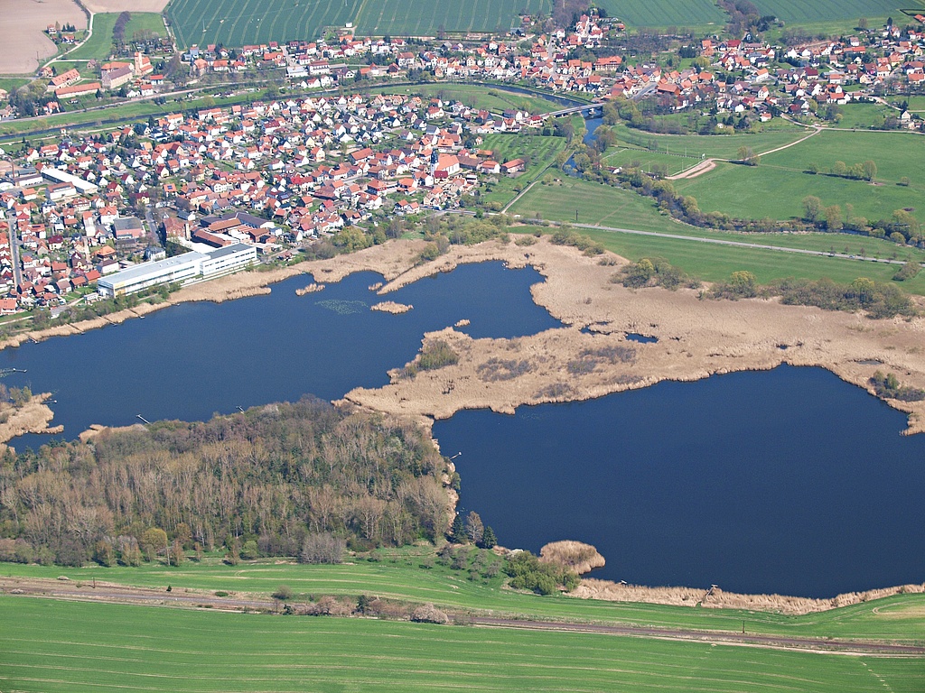 NSG 97, Blick von Südwesten auf die Breitunger Seen im gleichnamigen NSG (Landkreis Schmalkalden-Meiningen). Rechts: Hintersee, links: Vordersee, dahinter (vor der Werra): Ortsteil Frauenbreitungen der Gemeinde Breitungen/Werra, hinter der Werra: Herrenbreitungen. (Foto: Kersten Winter/Archiv TLUBN, 23.04.2010)