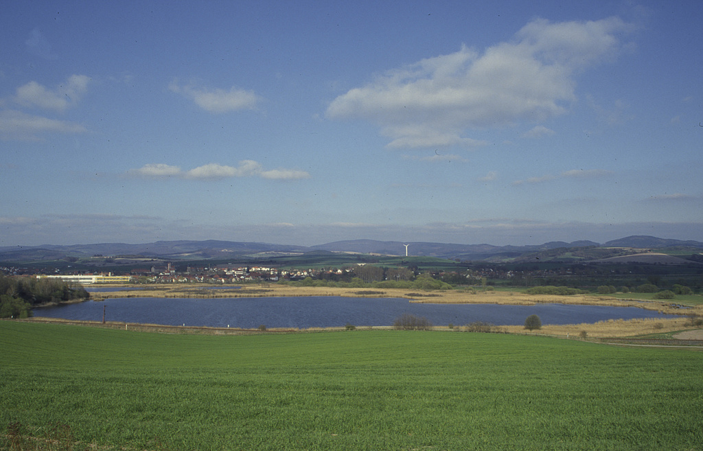 NSG 97, Blick von der Zufahrt zum „Seeblick“ nach Nordosten auf den Hintersee im NSG „Breitunger Seen“ (Landkreis Schmalkalden-Meiningen). (Foto: Holm Wenzel, 20.04.2002)