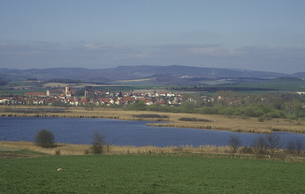 NSG 97, Blick von der Zufahrt zum „Seeblick“ nach Nordosten auf den Hintersee im NSG „Breitunger Seen“ (Landkreis Schmalkalden-Meiningen). (Foto: Holm Wenzel, 20.04.2002)