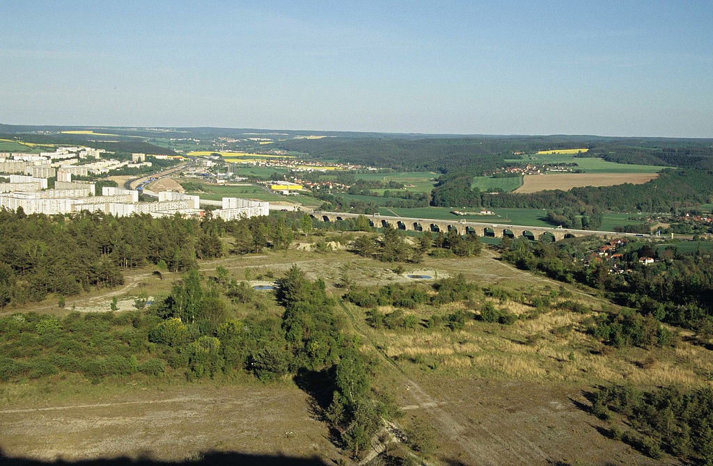 NSG 150, Blick von der oberen Bruchkante des ehemaligen Kalksteinbruches am Mönchsberg nordwestlich Jena-Göschwitz (kreisfreie Stadt Jena) im NSG „Leutratal und Cospoth“ nach Ostsüdost Richtung Jena-(Neu-)Lobeda und Brücke der Bundesautobahn A4 über das Saaletal. (Foto: Holm Wenzel, 30.04.2007)
