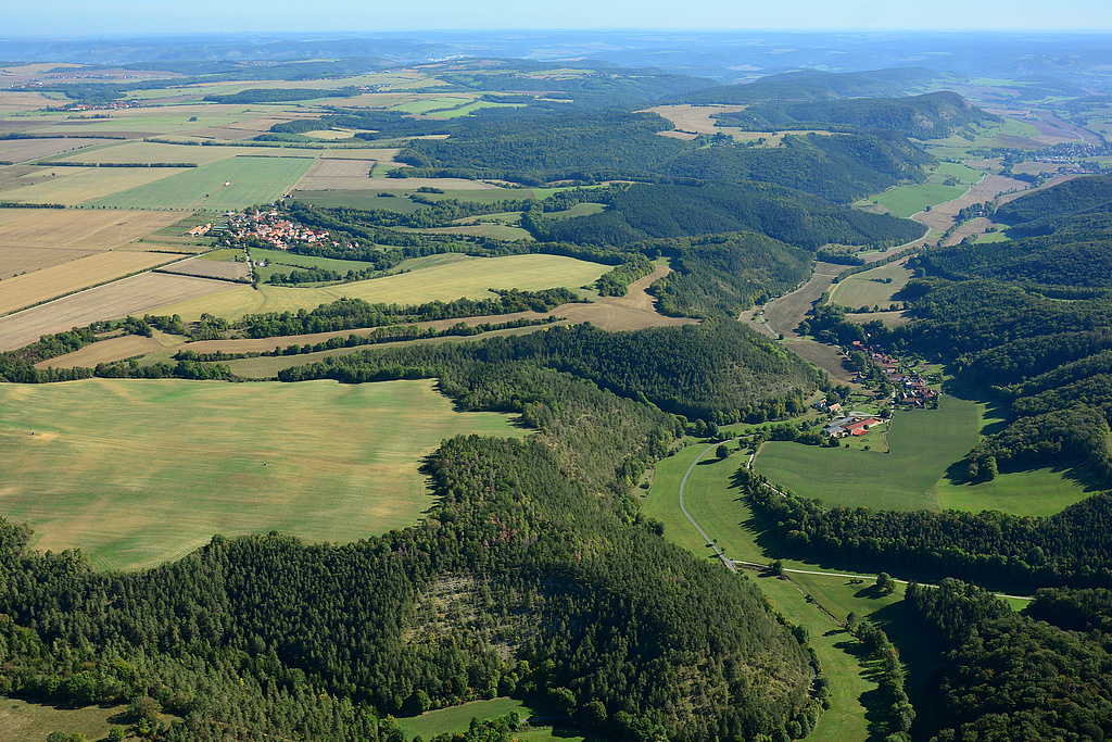 NSG 152, Blick aus Westnordwest in den Reinstädter Grund mit dem NSG "Weißenberg" im Vordergrund. Rechts vorn im Tal liegt Wittersroda, links auf dem Plateau Drößnitz. (Foto: Detlef Stremke/Archiv TLUBN, 21.09.2019)