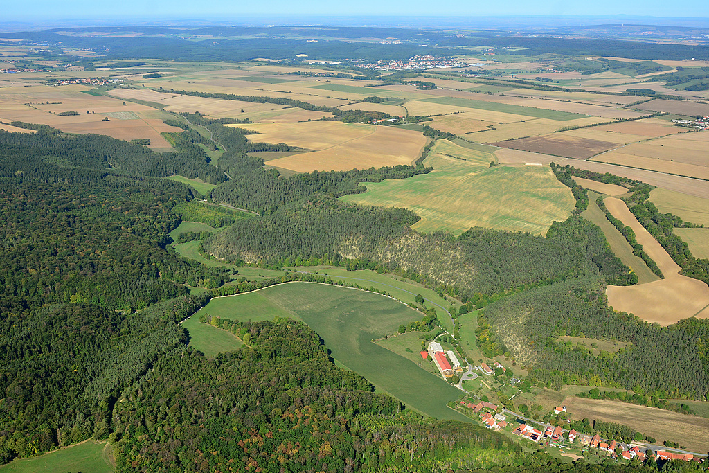 Blick von Südosten Richtung Blankenhain (Mitte hinten) auf den hinteren Teil des Reinstädter Grundes bei Wittersroda (vorn rechts) mit dem NSG "Weißenberg" (Bildmitte, Landkreis Weimarer Land). (Foto: Detlef Stremke/Archiv TLUBN, 21.09.2019)