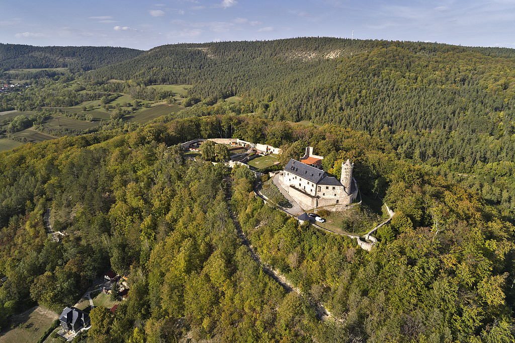 NSG 158, Blick von Süden über die Burg Greifenstein bei Bad Blankenburg (Landkreis Saalfeld-Rudolstadt) auf die östlichen Gölitzwände. (Foto: V. Lautenbach/ThINK GmbH 23.09.2020, Archiv TLUBN)