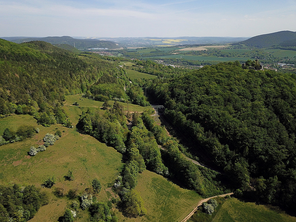 NSG 158, Blick nach Ostsüdost über arten- und strukturreiches Offenland auf den Burghügel (Hausberg) mit der Burg Greifenstein (rechts) Richtung Herberge und Pfadfinderzentrum „Zum Greifenstein“ bei Bad Blankenburg (Landkreis Saalfeld-Rudolstadt). Links oben: Forstort Kessel. (Foto: Holm Wenzel 08.05.2020)