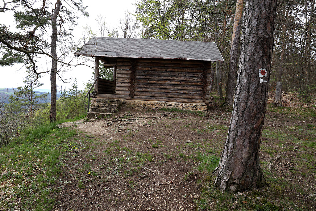NSG 158, Schutzhütte „Kesselwarte“ an einem am Rand der bewirtschaftungs- und pflegefreien Zone gelegenen Aussichtspunkt an der Südostflanke des Kesselberges oberhalb von Bad Blankenburg (Landkreis Saalfeld-Rudolstadt). (Foto: Holm Wenzel 01.05.2023)