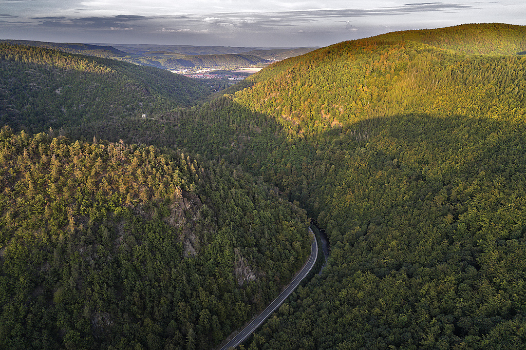 NSG 159, Blick von Südwesten auf das Kerbtal des unteren Schwarzatals im NSG „Schwarzatal“ (Landkreis Saalfeld-Rudolstadt) mit dem oberen und unteren Kirchfelsen südöstlich des Fürstenstandes linksseitig der Schwarza. Rechtsseitig der Schwarza: Hänge im Kalten Dorf (rechts vorn) bis Hunnenkuppe (Bildmitte bis rechts oben) und Eberstein (alles Waldgebiet ohne forstliche Nutzung). Ganz hinten rechts: der Hainberg, in der Bildmitte hinten: Bad Blankenburg und NSG „Schenkenberg“ (Nr. 274). (Foto: V. Lautenbach/ThINK GmbH/Archiv TLUBN, 23.09.2020)