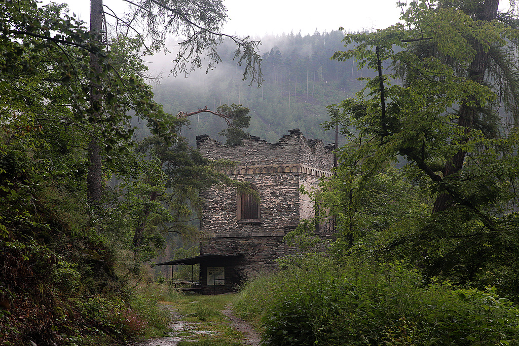 NSG 159, kleines ehemaliges Jagdschlösschen Eberstein am rechten Talhang nordwestlich unterhalb der Hunnenkuppe innerhalb eines Totalreservates im unteren Schwarzatal (NSG „Schwarzatal“, Landkreis Saalfeld-Rudolstadt). (Foto: Holm Wenzel, 14.06.2020)