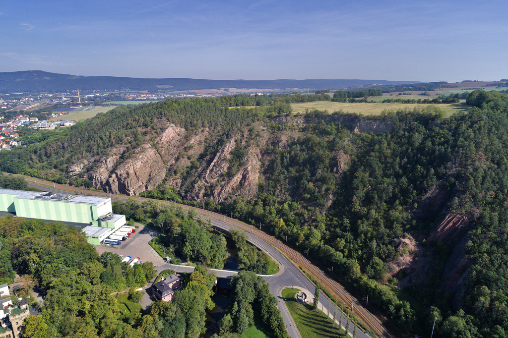 NSG 160, Blick von Südwesten auf das NSG „Bohlen“ zwischen Saalfeld-Obernitz und Saalfeld-Köditz (Landkreis Saalfeld-Rudolstadt). In der Bildmitte deutlich zu sehen: die diskordante Überlagerung des Zechstein-Kalksteins über dem gefalteten Grundgebirge. Links hinten: Köditz und Saalfeld. (Foto: V. Lauterbach/ThINK GmbH/Archiv TLUBN, 15.09.2020)