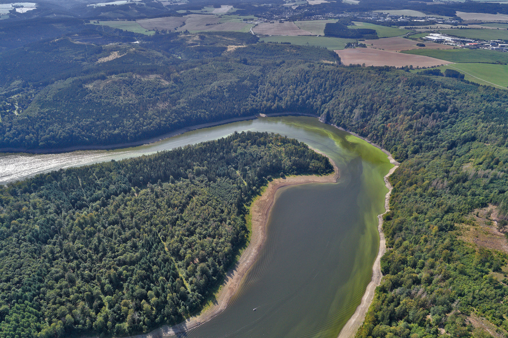 NSG 169, Blick von Nordosten auf das NSG "Heinrichstein" an linksseitigem Prallhang der Saaleschleife der Bleiloch-Talsperre zwischen Saaldorf und Schönbrunn (Saale-Orla-Kreis). In Bildmitte bis links vorn: der sogenannte Hopfgarten gegenüber dem Heinrichstein, hinten: Bad Lobenstein, rechts hinten am Bildrand: Gewerbegebiet Schönbrunn, hinten links: Diabas-Steinbruch Muckenberg. (Foto: V. Lautenbach/ThINK GmbH/Archiv TLUBN, 14.09.2020)