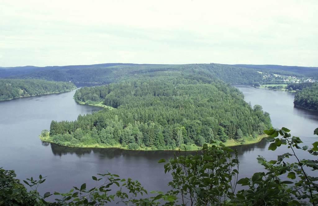 NSG 169, Blick von Schutzhütte auf Felssporn im Oberhang des NSG „Heinrichstein“ nach Osten auf die Saaleschleife der Bleiloch-Talsperre nordwestlich von Saaldorf (hinten links) um den Hopfgarten. (Foto: Holm Wenzel, 20.07.2001)