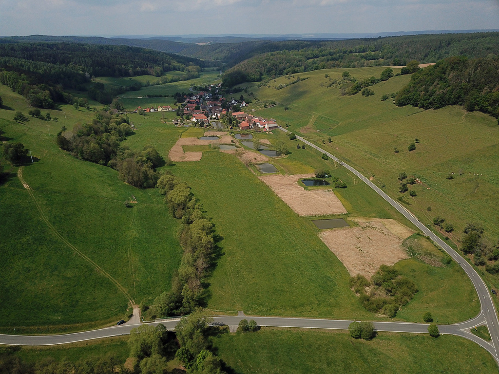 NSG 177, Blick von Ostsüdost auf das NSG „Kesselborn“ (Saale-Holzland-Kreis) zwischen der Roda (links im Bild) und der rechts im Bild verlaufenden Straße von Erdmannsdorf (hinten) nach Lippersdorf sowie östlich der Straße nach Weißbach (vorn). (Foto: Holm Wenzel, 17.05.2020)