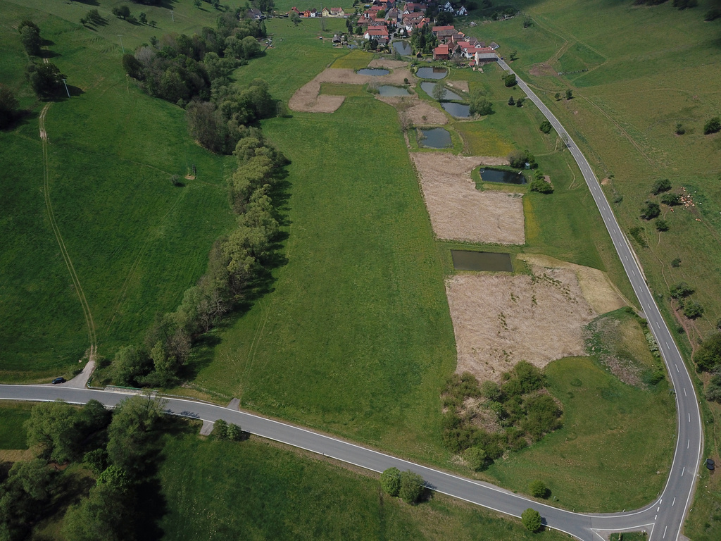 NSG 177, Blick von Osten auf das NSG „Kesselborn“ (Saale-Holzland-Kreis) zwischen der Roda (links im Bild) und der rechts im Bild verlaufenden Straße von Erdmannsdorf (hinten) nach Lippersdorf sowie östlich der Straße nach Weißbach (vorn). (Foto: Holm Wenzel, 17.05.2020)