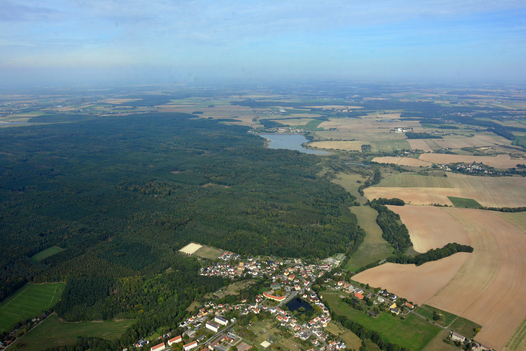 NSG 185, Blick von Südsüdost auf die Nordosthälfte des NSG und FFH-Gebietes "Leinawald", am östlichen Rand mit Talsperre Schömbach und Wiera-Aue nördlich von Langenleuba-Niederhain (Landkreis Altenburger Land). (Foto: Detlef Stremke/Archiv TLUBN, 23.09.2019)