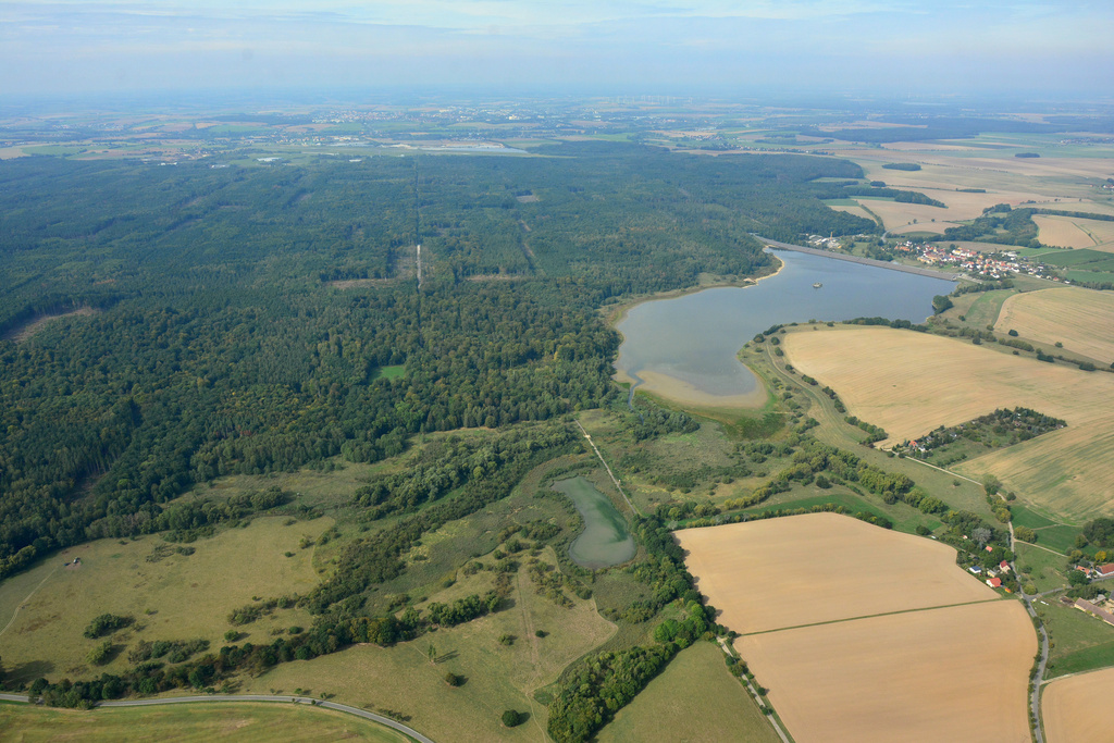 NSG 185, Blick von Osten auf die Nordhälfte des NSG und FFH-Gebietes "Leinawald" mit der Talsperre Schömbach und der Wiera-Aue westlich von Schömbach und Neuenmörbitz (Landkreis Altenburger Land). (Foto: Detlef Stremke/Archiv TLUBN, 23.09.2019)