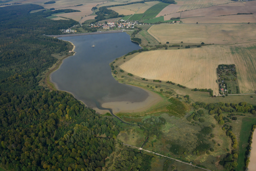 NSG 185, Blick von Südsüdost auf die Talsperre Schömbach im Nordosten des NSG und FFH-Gebietes "Leinawald" (Landkreis Altenburger Land) an der Landesgrenze zu Sachsen-Anhalt. (Foto: Detlef Stremke/Archiv TLUBN, 23.09.2019)