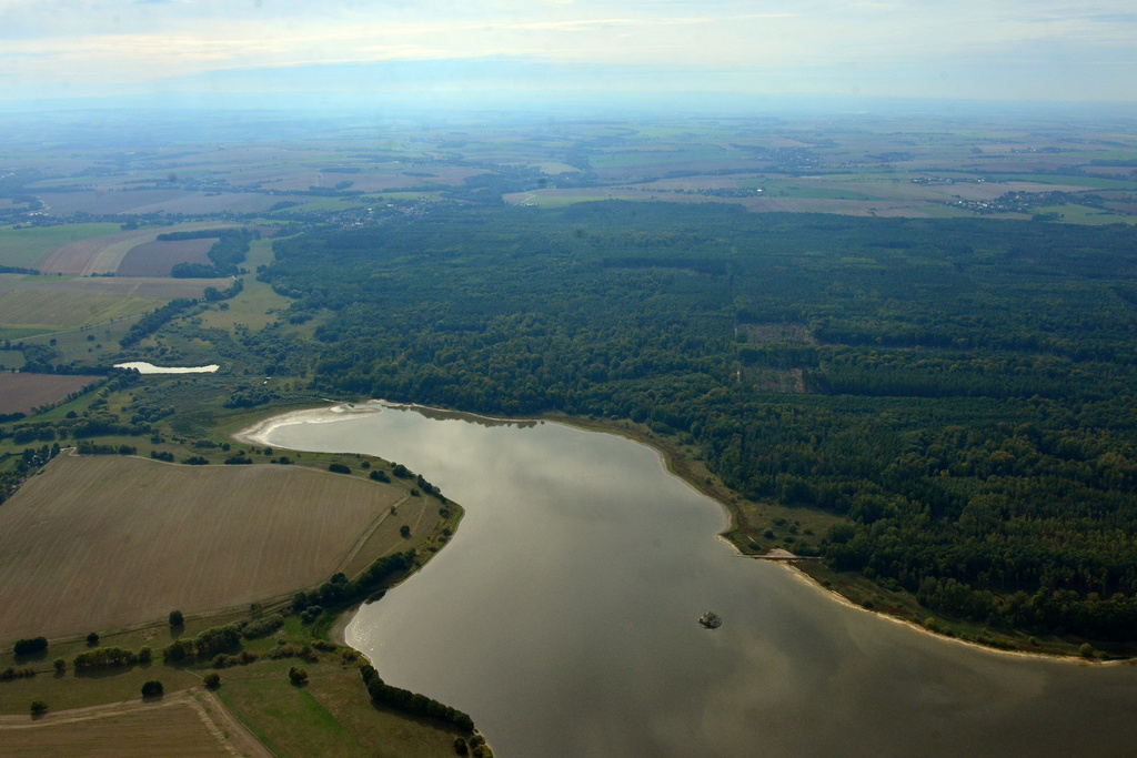 NSG 185, Blick von Norden über die Talsperre Schömbach an der Landesgrenze zu Sachsen-Anhalt auf den Ostteil des NSG und FFH-Gebietes "Leinawald" (Landkreis Altenburger Land). (Foto: Detlef Stremke/Archiv TLUBN, 23.09.2019)