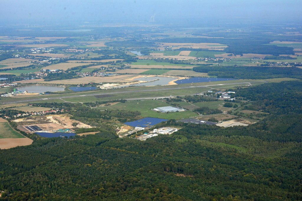 NSG 185, Blick von Südsüdost auf den Westrand des NSG und FFH-Gebietes "Leinawald", das Industriegelände Nobitz und den Leipzig-Altenburg Airport (Landkreis Altenburger Land). (Foto: Detlef Stremke/Archiv TLUBN, 23.09.2019)