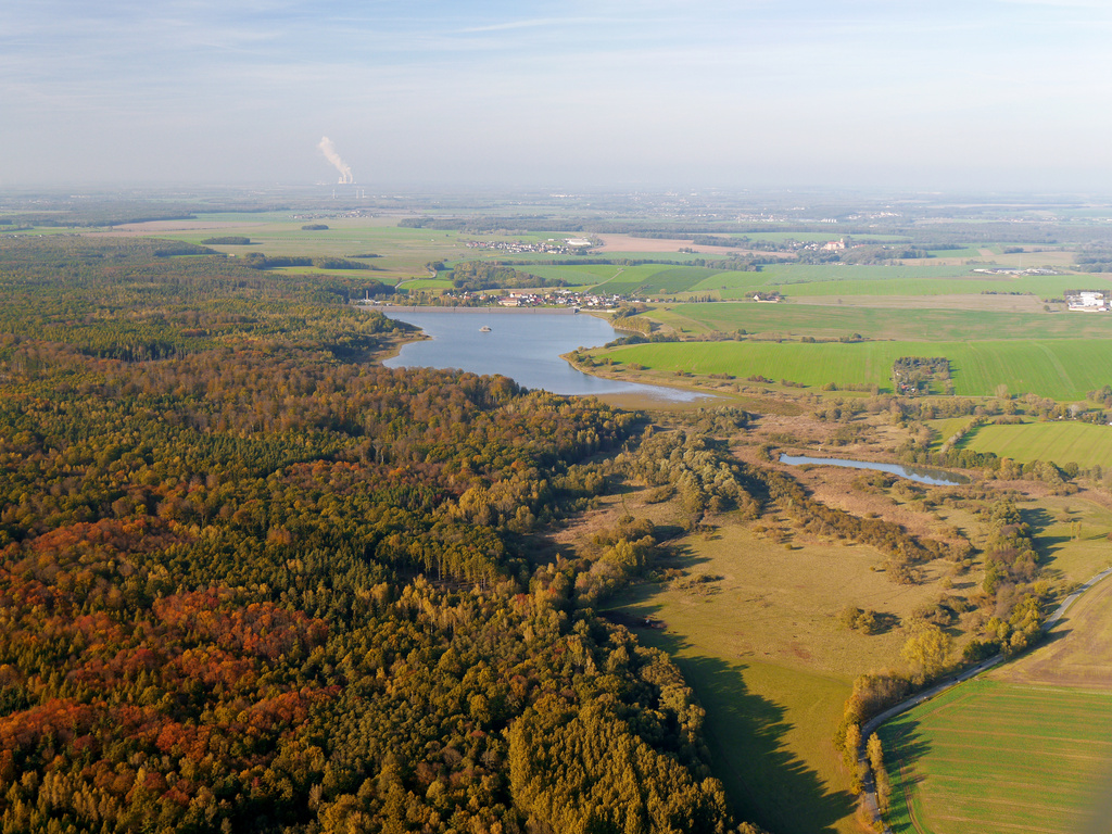 NSG 185, Blick von Südosten auf den nordöstlichen Teil des NSG "Leinawald" mit der Talsperre Schömbach bei Neuenmörbitz (Landkreis Altenburger Land). (Foto: D. Hoff & V. Lautenbach/ThINK GmbH/Archiv TLUBN, 31.10.2019)