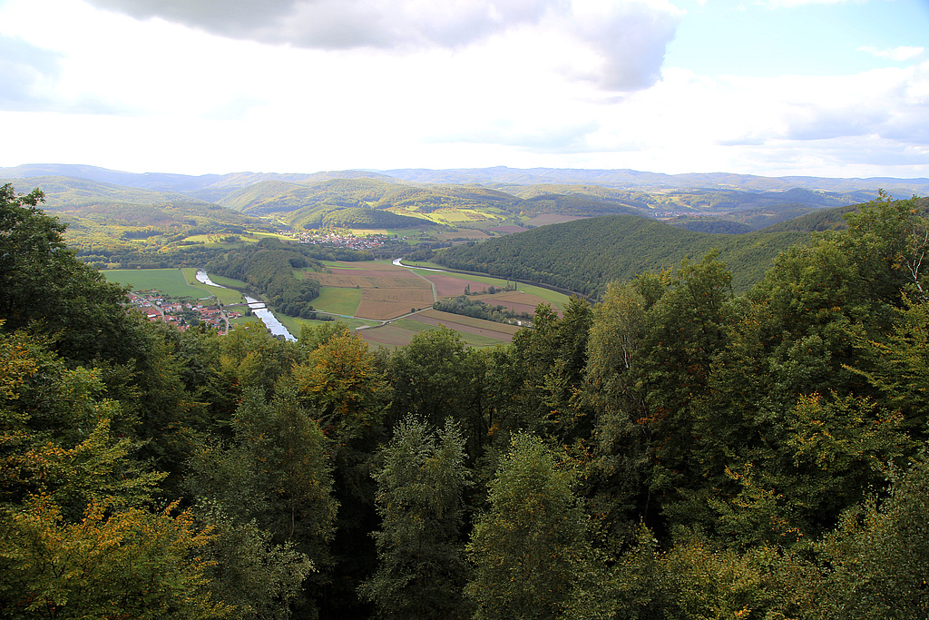 NSG 194, Blick von der Teufelskanzel auf den Werra-Bogen bei Lindewerra (Landkreis Eichsfeld) und das Werrabergland. In der Werra bei Lindewerra und flussaufwärts verläuft die Landesgrenze zu Hessen. In der hinteren Bildmitte: Oberrieden (Hessen). (Foto: Holm Wenzel, 10.10.2020)