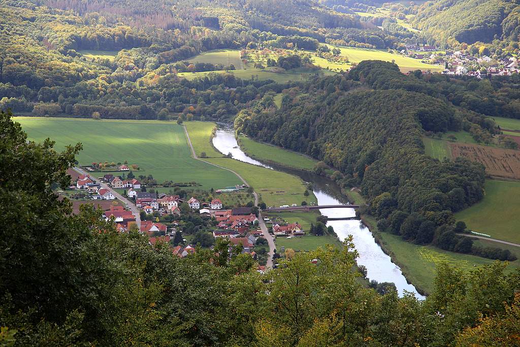 NSG 194, Blick von der Teufelskanzel auf Lindewerra (Landkreis Eichsfeld) und die Werra. In der Werra verläuft die Landesgrenze zu Hessen. Rechts hinten: Oberrieden (Hessen). (Foto: Holm Wenzel, 10.10.2020)