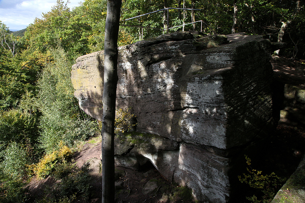 NSG 194, Teufelskanzel – Felsen aus plattigem Sandstein des Mittleren Buntsandsteins im Osten des NSG „Kelle-Teufelskanzel“ an westexponierter Abbruchkante mit schöner Aussicht ins Werratal um Lindewerra. (Foto: Holm Wenzel, 10.10.2020)