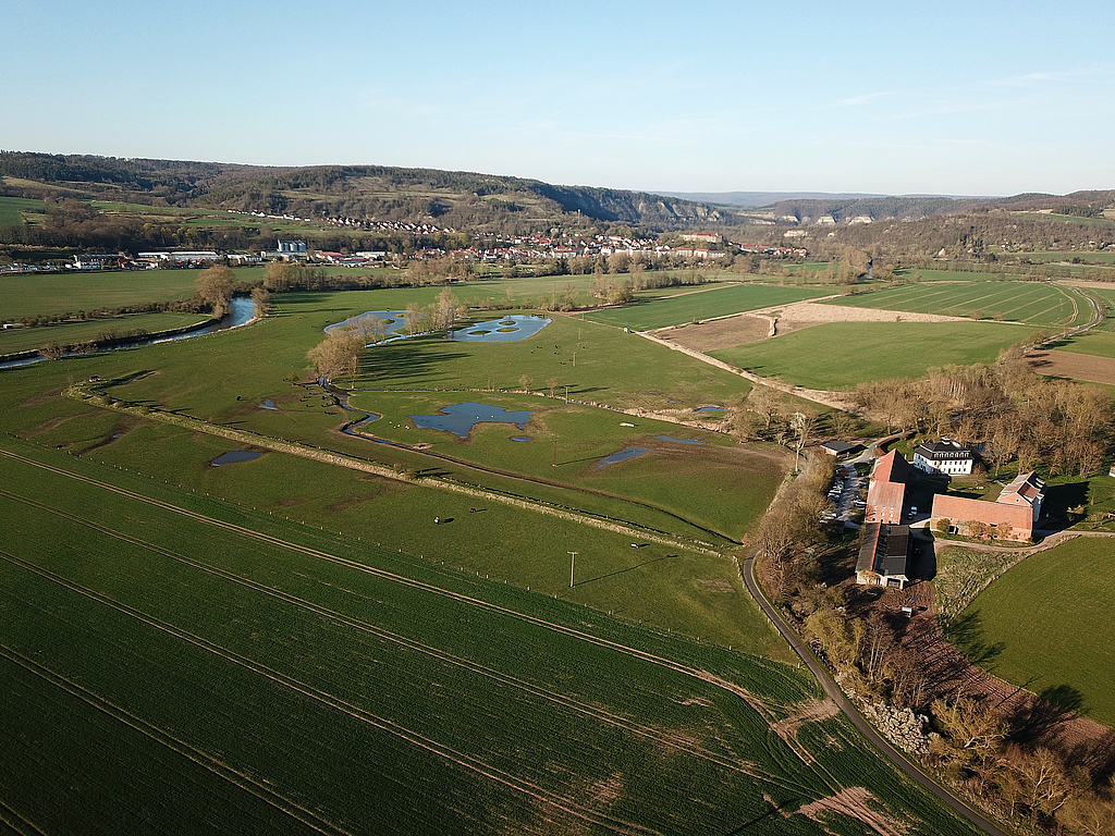 NSG 210, Blick von Südsüdwest Richtung Creuzburg auf den zentralen und nordöstlichen Bereich der nördlichen, größeren Teilfläche des NSG „Wilhelmsglücksbrunn“ (Wartburgkreis) mit Salzgraben und Werra. Rechts: Stiftsgut Wilhelmsglücksbrunn. (Foto: Holm Wenzel, 16.04.2022)