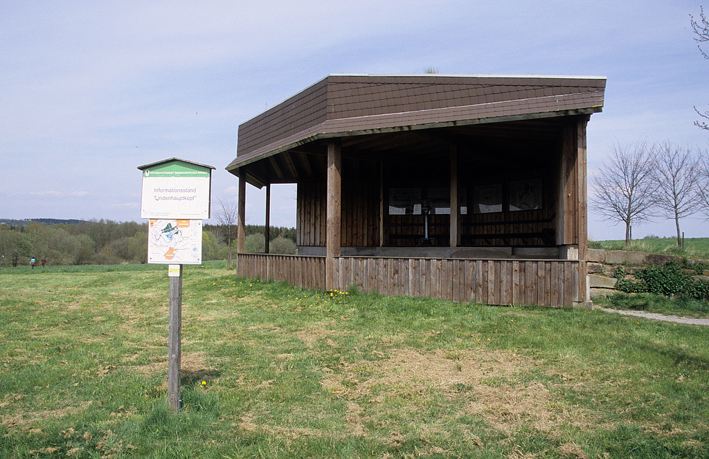 NSG 218, Beobachtungs- und Informationsstand „Lindenhauptkopf“ im östlichen Teil des NSG „Dankmarshäuser Rhäden“ (Wartburgkreis) am Rhäden-Rundweg. (Foto: Holm Wenzel, 27.04.2008)