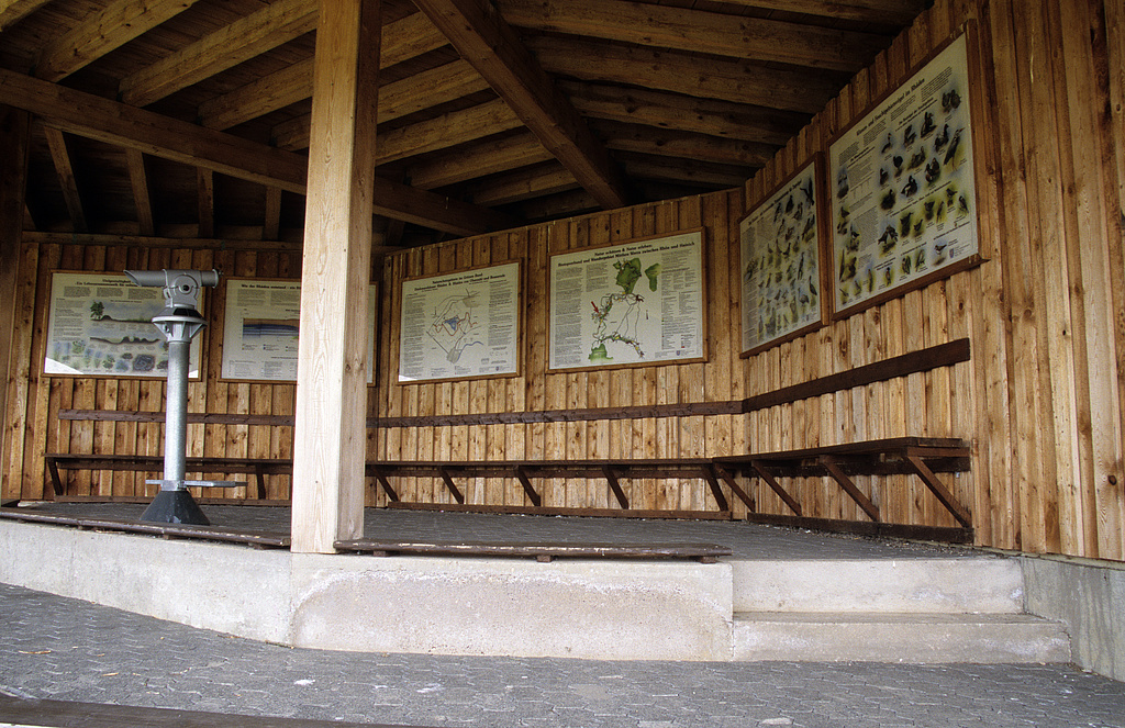 NSG 218, Beobachtungs- und Informationsstand „Lindenhauptkopf“ im östlichen Teil des NSG „Dankmarshäuser Rhäden“ (Wartburgkreis) am Rhäden-Rundweg. (Foto: Holm Wenzel, 27.04.2008)