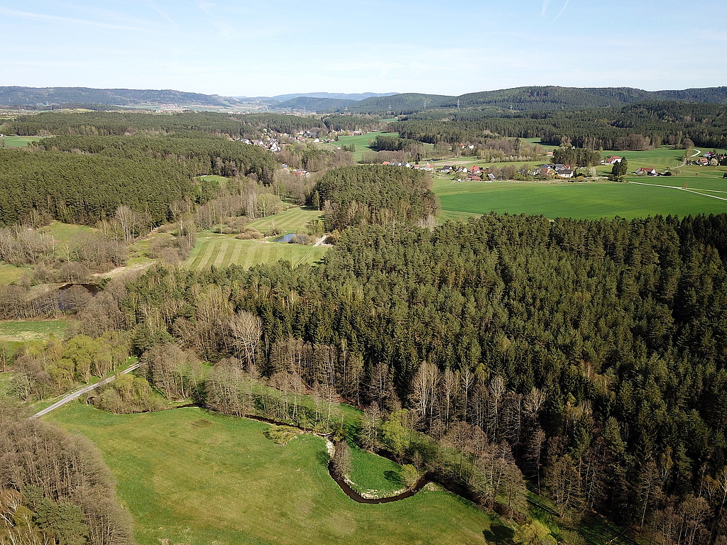 NSG 249, Blick von Westnordwest auf die Rottenbach-Aue Richtung Rotheul mit seinen Wustungen in der Mitte der südlichen Teilfläche des NSG „Föritzgrund“ (Landkreis Sonneberg). Vorn: die renaturierte Föritz. (Foto: Holm Wenzel, 09.05.2021)