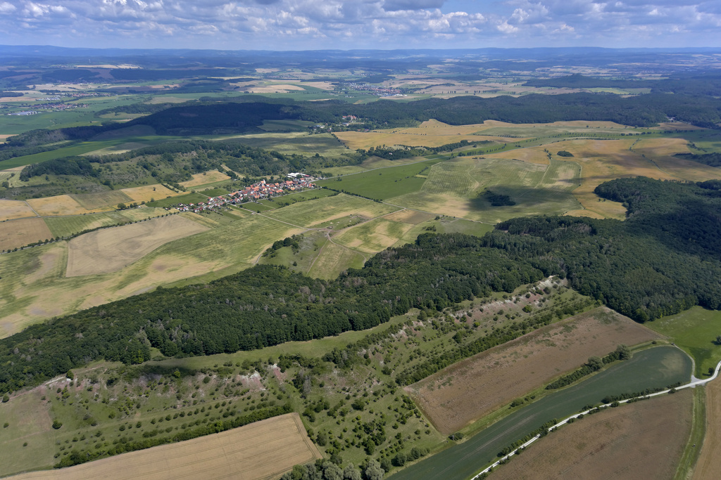 NSG 265, Blick von Südwesten über den mittleren Teil des NSG „Schlechtsarter Schweiz“ (Landkreis Hildburghausen) zum Stierhügel und Brummharz nördlich von Schlechtsart im selben NSG. Vorn am unteren Bildrand: Wüstung Leitenhausen (Gemarkung Gompertshausen). (Foto: D. Hoff & V. Lautenbach/ThINK GmbH/Archiv TLUBN, 18.07.2020)