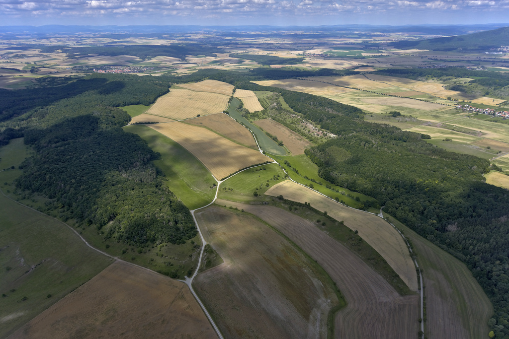 NSG 265, Blick von Ostsüdost aus Richtung Gompertshausen in Richtung Spanshügel und „Grünes Band“ auf Teil des südlichen (mit Alleekopf, linke Bildmitte) und auf den mittleren Bereich (nördlich der Wüstung Leitenhausen, Bildmitte) des NSG „Schlechtsarter Schweiz“ (Landkreis Hildburghausen). Rechts am Bildrand: Schlechtsart, dahinter Stierhügel und Körnberg. (Foto: D. Hoff & V. Lautenbach/ThINK GmbH/Archiv TLUBN, 18.07.2020)