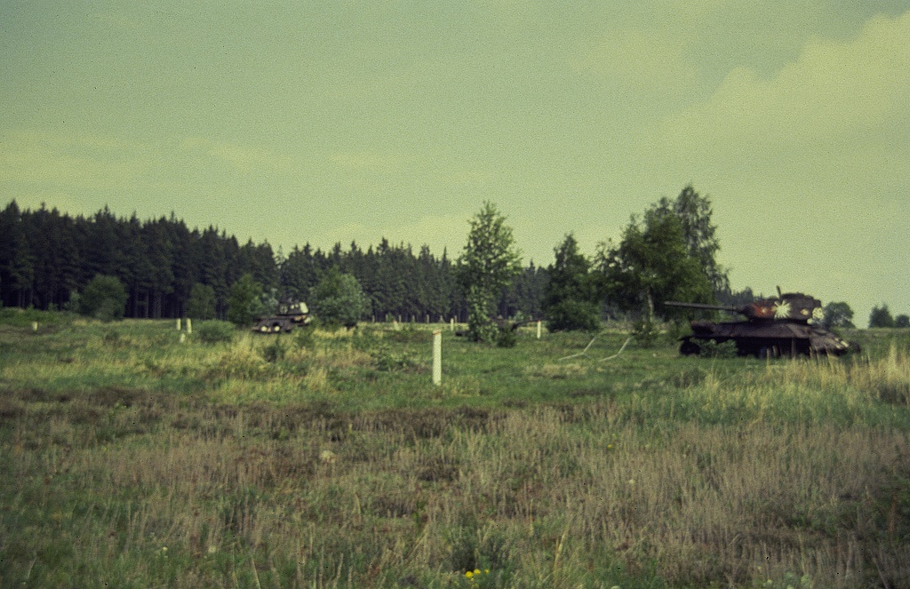 NSG 292, Brachflächen mit Heide und Pioniergehölzen östlich des Espig auf ehemaligem Schießplatz mit Resten der früheren militärischen Nutzung im NSG „Mittelgrund“ nordöstlich Ruppersdorf (Saale-Orla-Kreis). (Foto: Ökologische Bildungsstätte Oberfranken/Naturschutzzentrum Wasserschloss Mitwitz 1993, Archiv TLUBN)