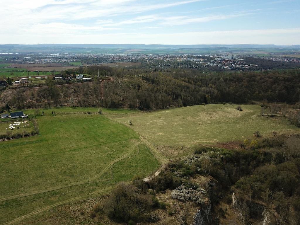 NSG 312, Blick nach Südwesten Richtung Nordhausen auf den südlichen Teil des NSG „Rüdigsdorfer Schweiz“ westlich von Petersdorf (Landkreis Nordhausen) mit forstlich nicht mehr genutztem Wald im Ditcheröder Holz am Nordhang des Petersdorfer Berges im Nationalen Naturerbe „Rüdigsdorf“ (Bildmitte rechts). (Foto: Holm Wenzel, 17.04.2022)